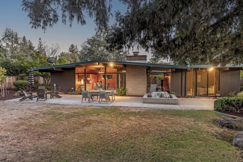 Properties 4 19269 De Havilland Drive