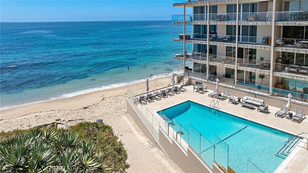 1585 S Coast 65
