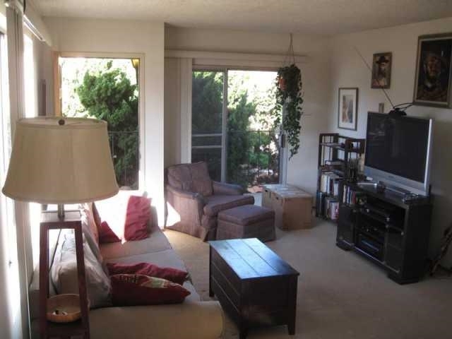 2-BD, 1-BA, Nice , clean and professional place apartment. Pls do not disturb tenant. Neighborhoods: Pcific Beach