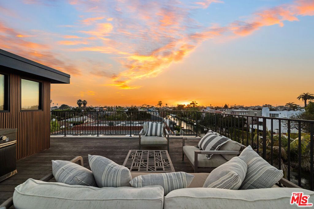 Photo of 442 Sherman Canal Walk, Venice, CA 90291 (MLS # 26649707)