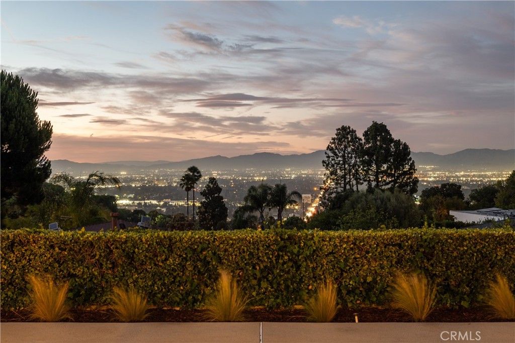 Photo of 3511 Stonehill Place, Sherman Oaks, CA 91423 (MLS # SR25189995)