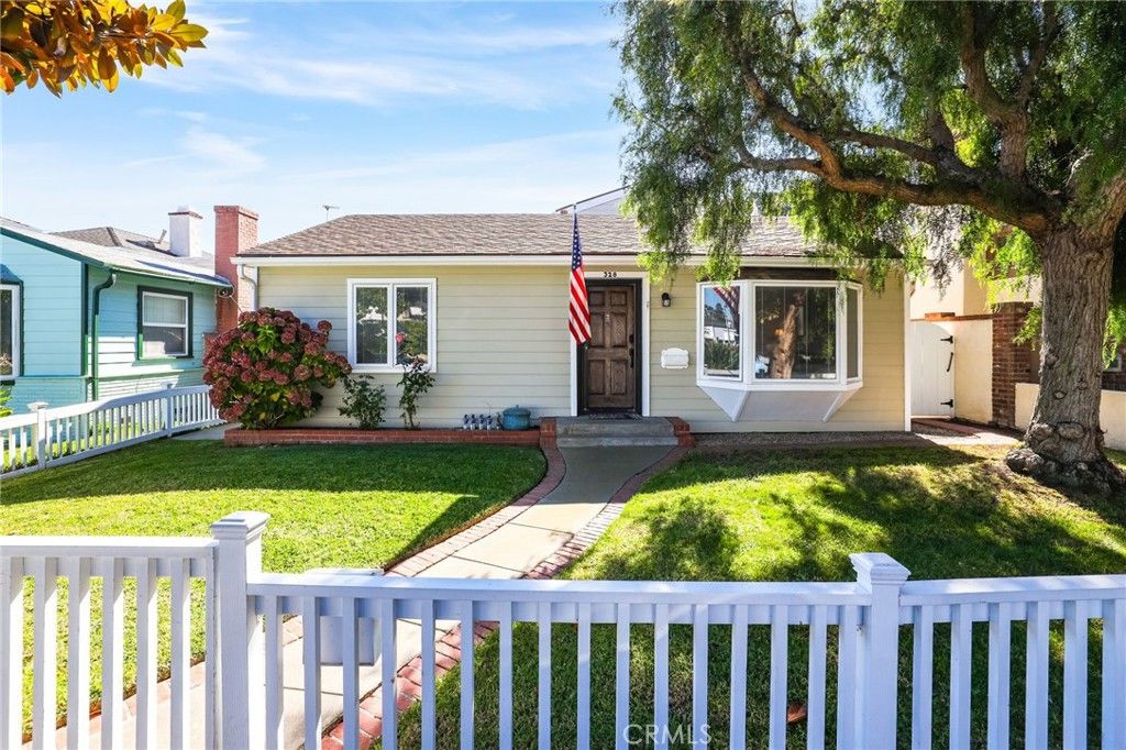 Photo of 328 Poinsettia Ave, Corona Del Mar, CA 92625 (MLS # OC25244691)