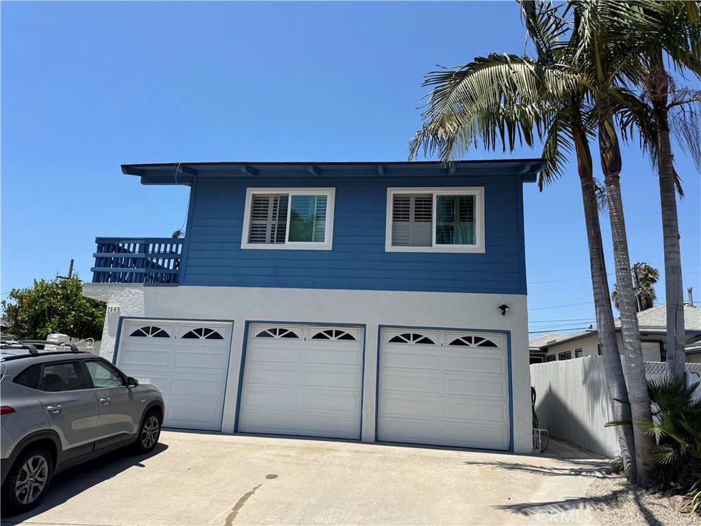 This beach close 1-bedroom is available NOW. Recently remodeled ocean view home, centrally located, 1 garage and 1 parking space in front of the garage is included and on-site -coin operated- laundry. Very private community, come see it today.