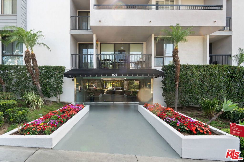 Photo of 906 N Doheny Drive #221, West Hollywood, CA 90069 (MLS # 26714913)