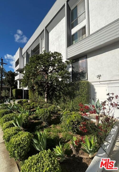 906 N Doheny Drive 221