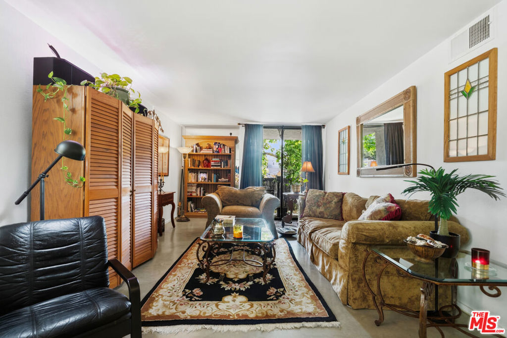 906 N Doheny Drive 221