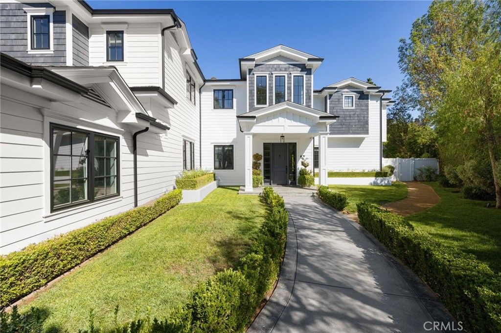Photo of 5230 Bianca Avenue, Encino, CA 91316 (MLS # SR25220726)