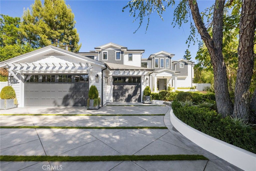 Photo of 5230 Bianca Avenue, Encino, CA 91316 (MLS # SR25220726)