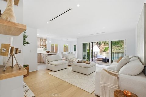 Photo of 4422 Canoga Avenue, Woodland Hills, CA 91364 (MLS # SR26015742)