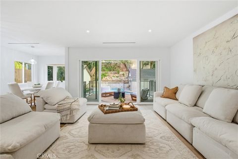 Photo of 4422 Canoga Avenue, Woodland Hills, CA 91364 (MLS # SR26015742)