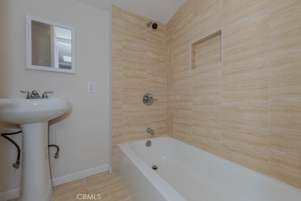 listing image 130729564528245228715