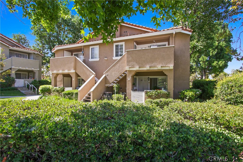 COME SEE THIS VERY WELL KEPT DOWN STAIRS END UNIT WITH 2 BEDROOM, 1 BATH AND PLENTY OF PARKING ON THE STREET. IT OFFERS NEW PAINT, NEW CLOSET DOORS AND GRANITE COUNTER TOPS IN KITCHEN AND BATHROOM. IT HAS INSIDE LAUNDRY AND GATED PORCH. LOW HOA WITH MANY AMENITIES SUCH AS POOL, SPA, CLUBHOUSE AND MUCH MORE. 2ND HOA IS MEMBERSHIP TO RSM LAKE. THERE, ENJOY AMENITIES SUCH AS POOL, SPA, LAKE, RESTAURANTS, SHOPS, ETC, ETC. IT'S SITUATED IN A GREAT LOCATION, CLOSE TO 241 FRW, SCHOOLS, SHOPPING AND GYM.