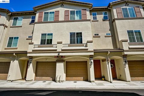 Photo of 296 Laurel Knoll Dr DR, Martinez, CA 94553 (MLS # 41133801)