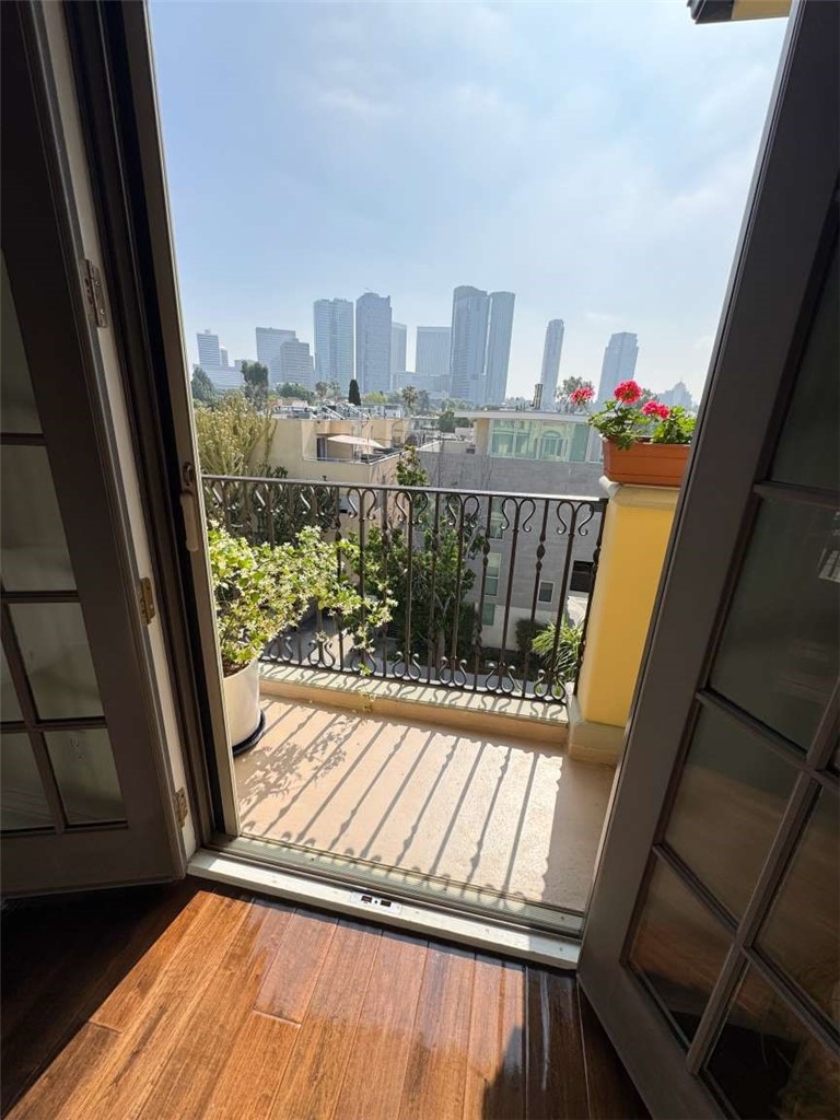 1835 Pandora Avenue 402