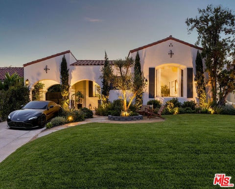 Photo of 817 Masselin Avenue, Los Angeles, CA 90036 (MLS # 26970941)