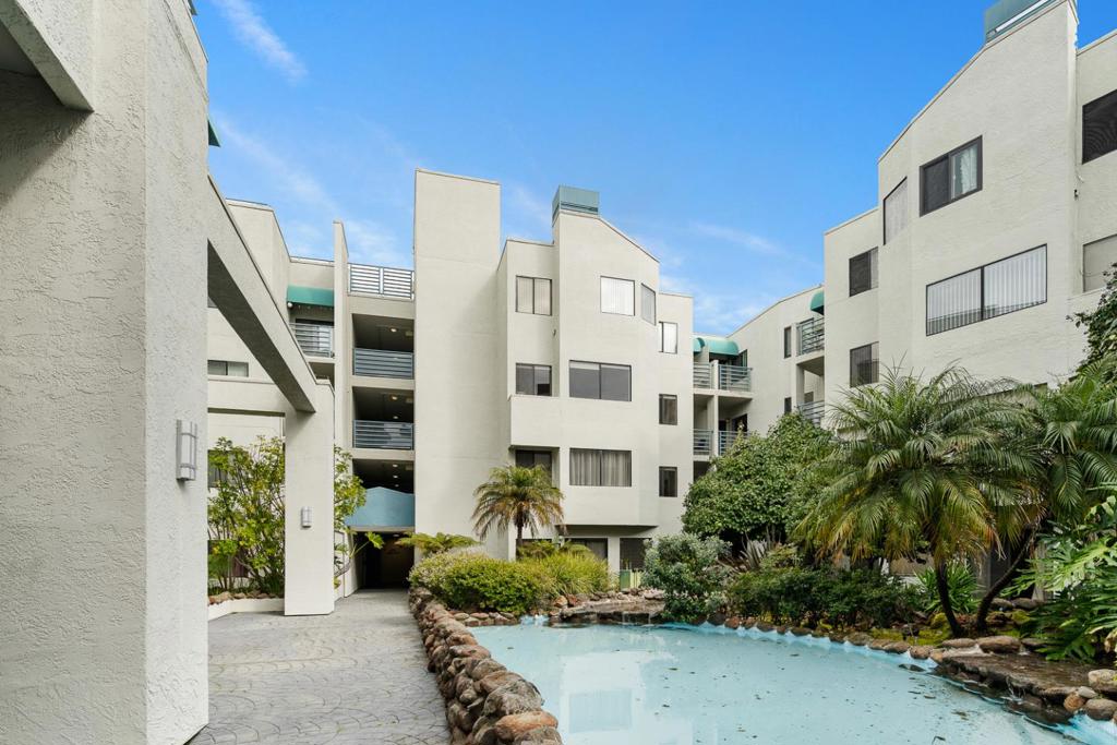 320 Peninsula Avenue