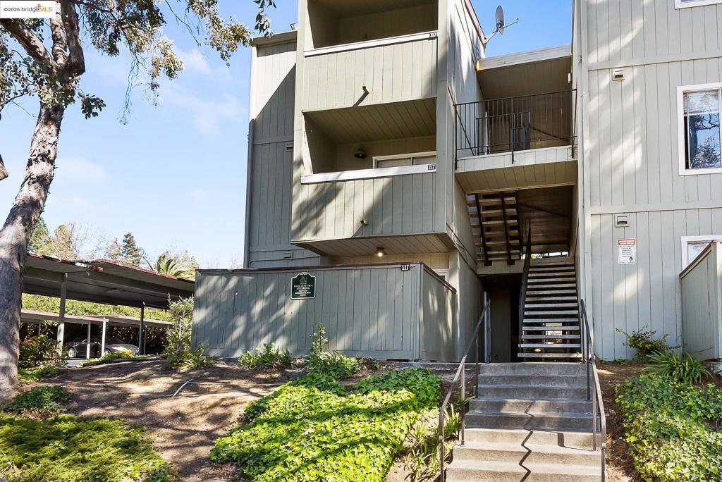 Beautiful Ground Floor Studio in a gated Community. New Quartz Countertops, New Stove, Luxury Vinyl Flooring, Mirrored Double closet doors - 2 Closets. Private enclosed patio area. Laundry Facility Open and Bright. Near Hospitals, Shopping , Restaraunts and more.