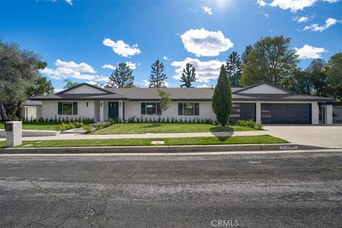 Photo of 17338 Citronia Street, Northridge, CA 91325 (MLS # SR26039275)