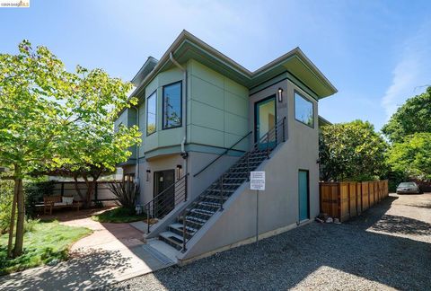 Photo of 1908 Tenth St, Berkeley, CA 94710 (MLS # 41132608)
