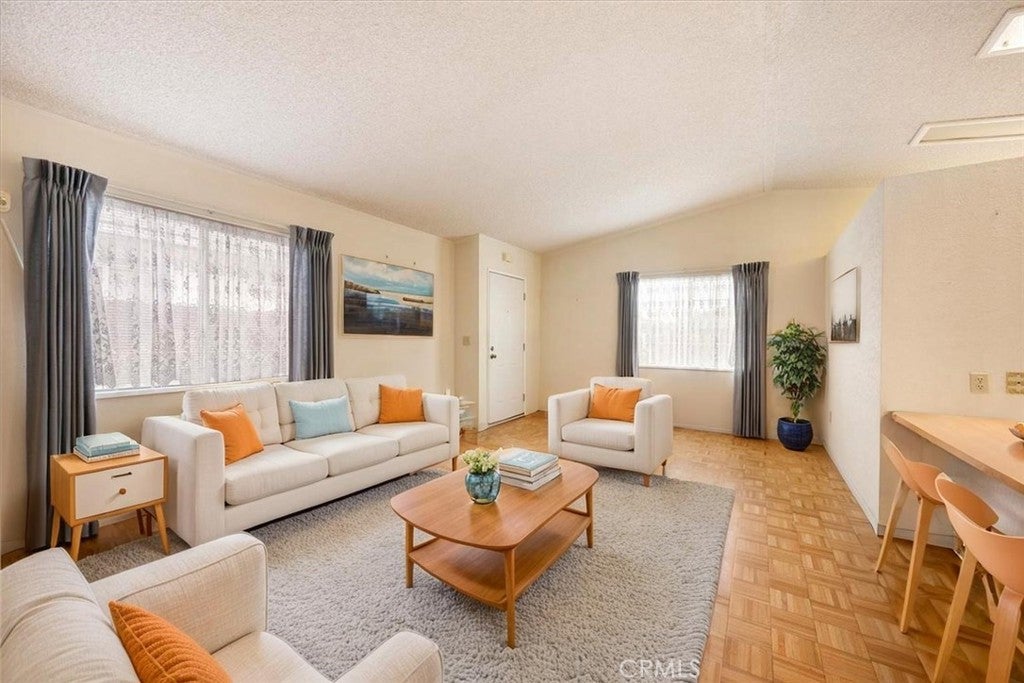927 Vista Del Rio