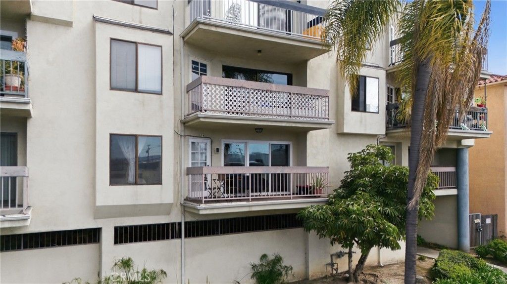 Photo of 1360 Redondo Ave #102, Long Beach, CA 90804 (MLS # DW26054916)