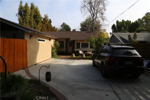 Photo of 5724 Rhodes Avenue, Valley Village, CA 91607 (MLS # SR26191506)
