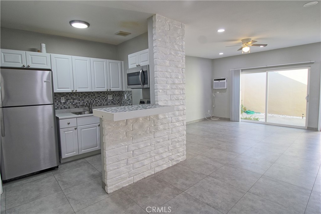 Central Palm Springs (33215) - Residential Lease