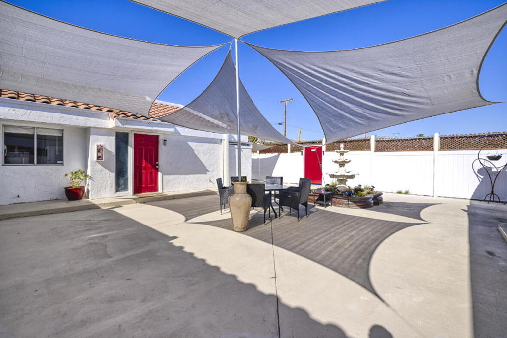 1 bed -1 bath apartment, in a gated community , recently renovated and updated , only 4 apartments for rent , #1-1 bed 1 bath $1400 per month/annual lease, #2-2bed 1 bath $1600 per month/annual lease, #3-1bed 1 bath $1400 per month /annual lease, #4 -1 bed 1 bath $1400 per month /annual lease.may be unfurnished or fully furnished, for a consideration.Property is to be shown Monday thru Wednesday only as it ciurrently operates as a hotel / resort!Collecting applications now , property to be available June 15th!