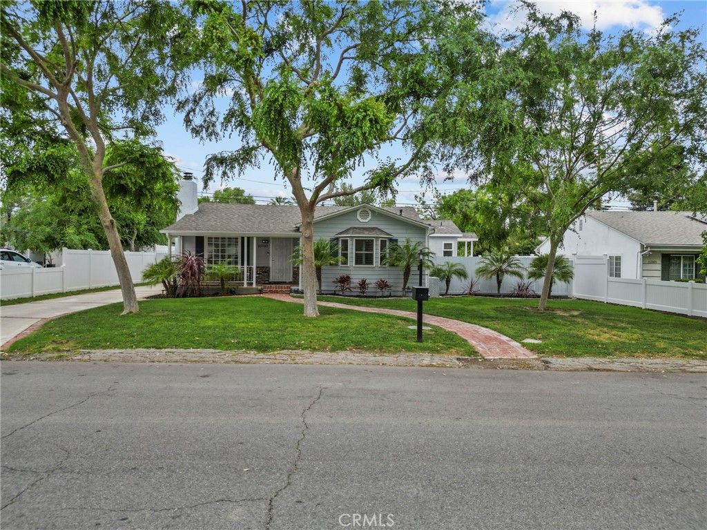 Photo of 22907 Leonora Dr, Woodland Hills, CA 91367 (MLS # SR26067570)