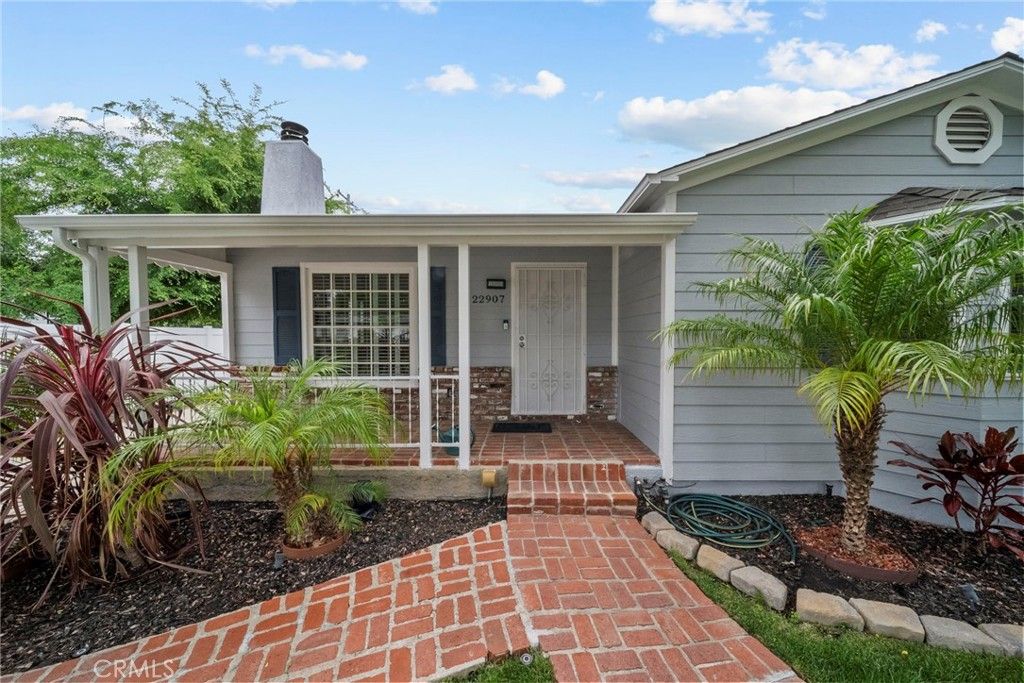 Photo of 22907 Leonora Dr, Woodland Hills, CA 91367 (MLS # SR26067570)