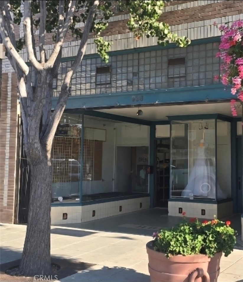 Prime retail/office opportunity in the heart of Downtown Santa Paula! This two-story commercial building offers Main Street frontage with excellent visibility. The flexible layout includes ground-floor retail/showroom space plus an upstairs office, providing options for a variety of uses. Features include large display windows and newly updated flooring in the rear area.
Located near restaurants, shops, and the civic center, the property benefits from steady foot traffic and a high-profile downtown presence. A great opportunity for investors or an owner-user looking to establish their business in a vibrant and historic community.