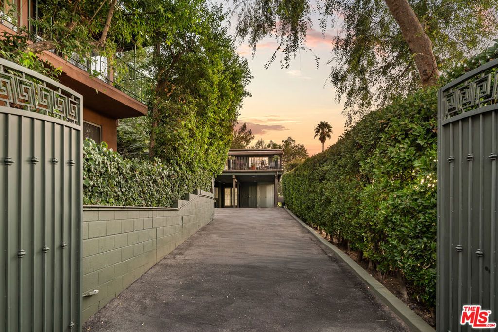Photo of 5335 Medina Road, Woodland Hills, CA 91364 (MLS # 25589351)