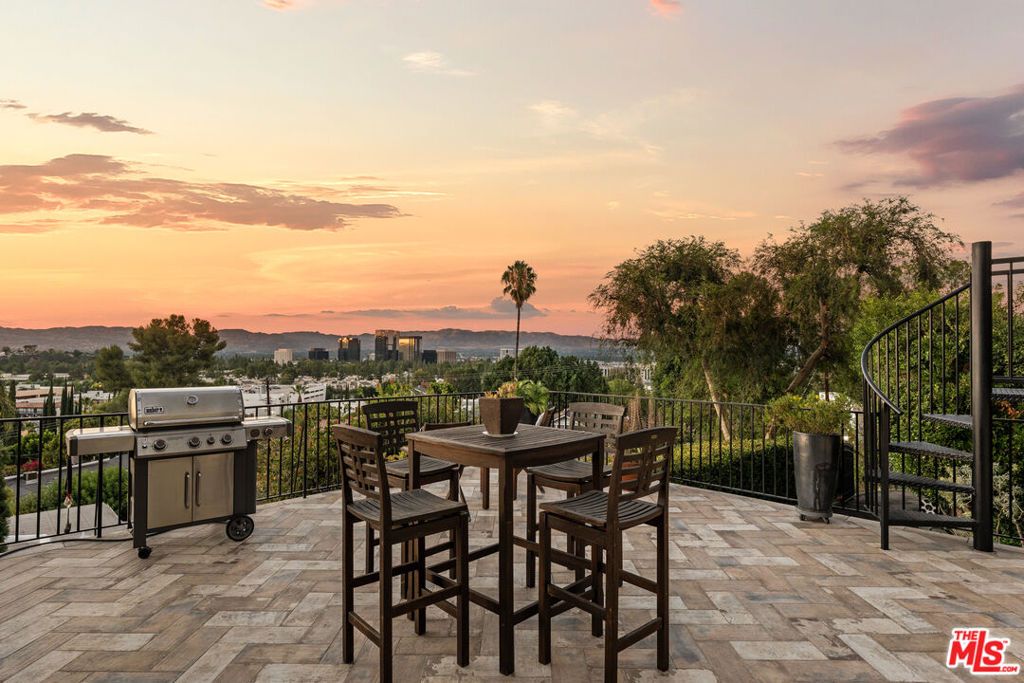 Photo of 5335 Medina Road, Woodland Hills, CA 91364 (MLS # 25589351)