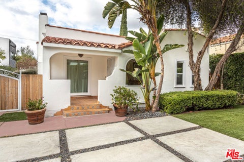 Photo of 409 N Kilkea Drive, Los Angeles, CA 90048 (MLS # 26865371)