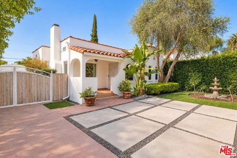 Photo of 409 N Kilkea Drive, Los Angeles, CA 90048 (MLS # 26865371)