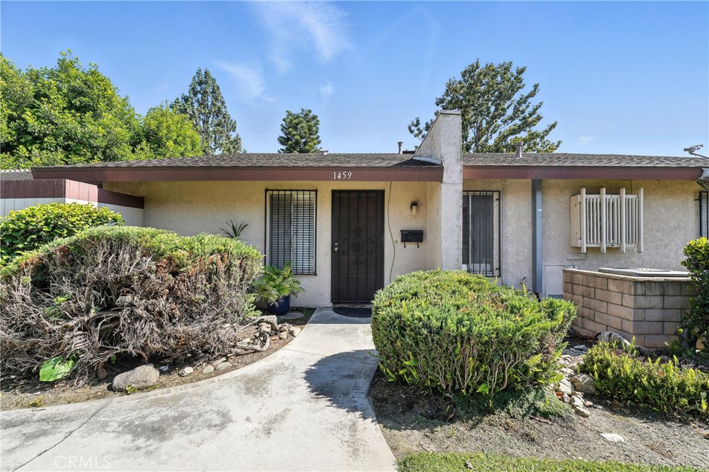 Beautifully Updated Upland Condo – First Time on Market Since 1997
Welcome to this spacious 3-bedroom, 2-bathroom condo in a desirable Upland community. On the market for the first time in over 25 years, this beautifully maintained home features vaulted ceilings, a updated kitchen, updated flooring, and refreshed bathrooms. The open-concept layout provides comfortable living room and dining area while the large private patio is perfect for outdoor relaxation or entertaining. Additional highlights include in-unit laundry and a convenient location near shopping, dining, and major freeways. A rare opportunity to own a turnkey home in a prime location! Schedule your private showing today....This home qualifies for down payment assistance program Ask agent for more info.