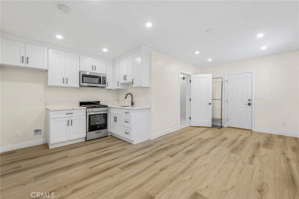 Prime Studio for rent in the coveted neighborhood in Thousand Oaks. This recently renovated studio is located in a quiet suburbs next to a cul de sac. With a private entrance, updated kitchen and bathroom this unit is turn key.