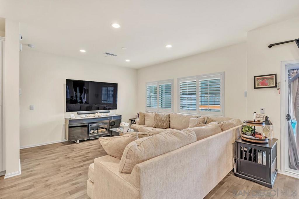 5446 Meridian Pl