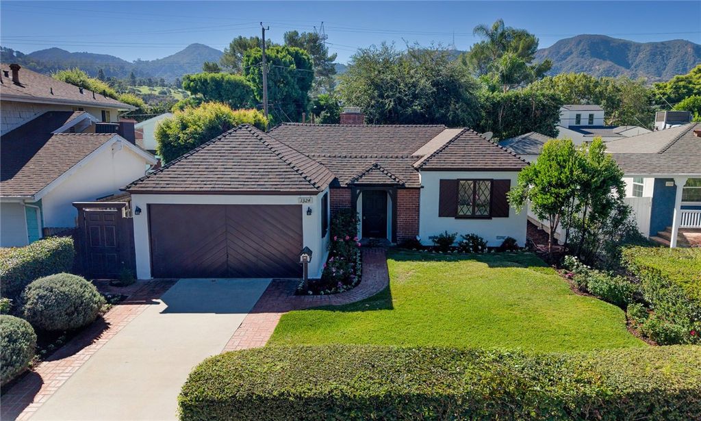 Photo of 1324 W Morningside Dr, Burbank, CA 91506 (MLS # BB25243085)