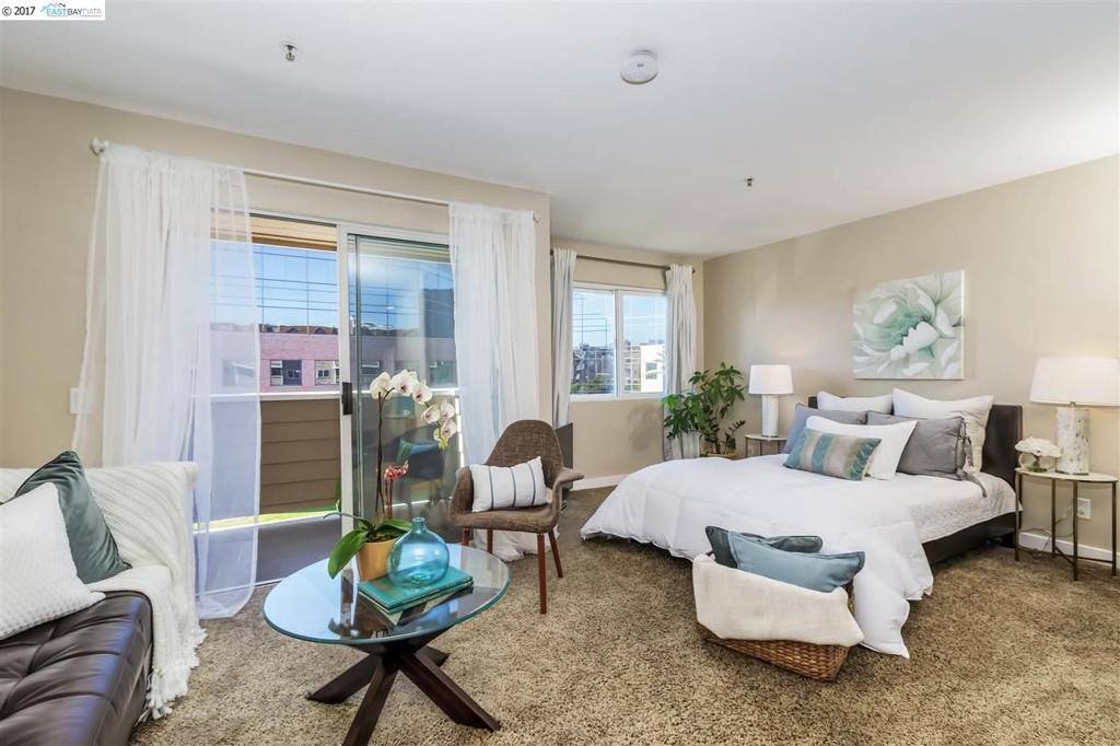 This light filled studio has a stunning view of the Bay Bridge. An open floor with a sleep alcove. modern kitchen with granite countertops & stainless steel appliances. In unit washer/dryer. Easy commute to SF, Oakland, Berkeley, free shuttle to BART, AC transit, Amtrak. Walk to shops & restaurants.
