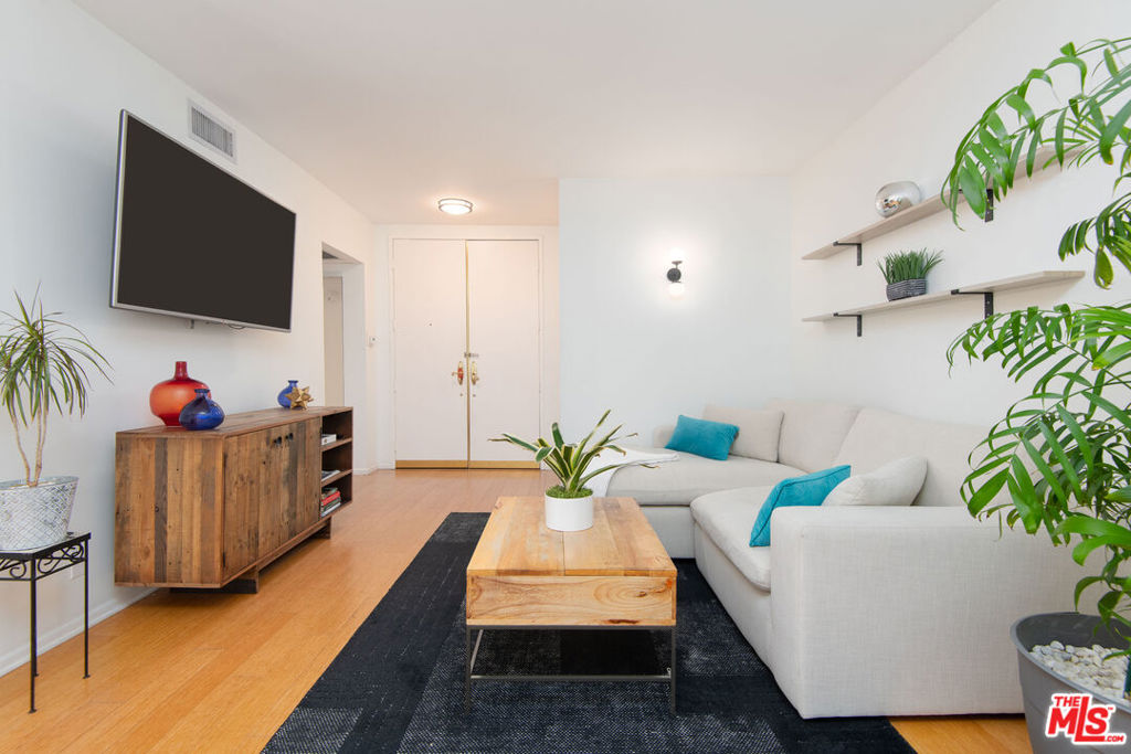 1131 Alta Loma Road 123