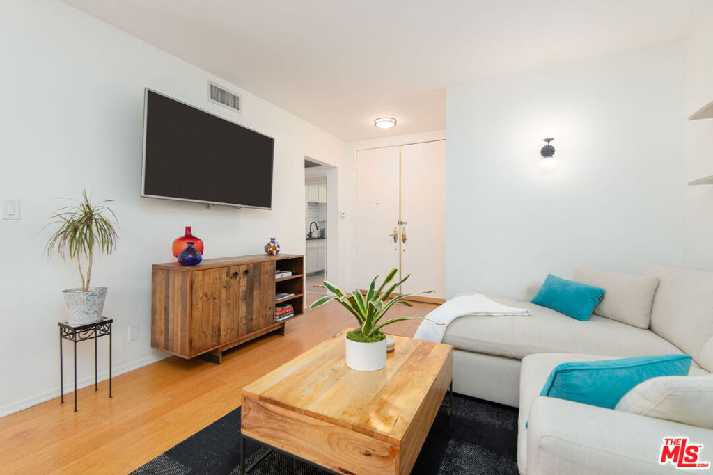 1131 Alta Loma Road 123