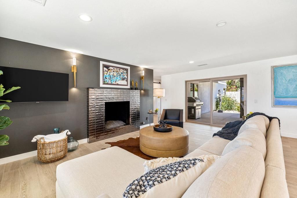 listing image 130728375492124162157