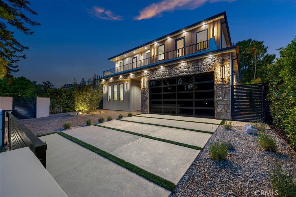 Photo of 16728 Morrison Street, Encino, CA 91436 (MLS # SR26026198)