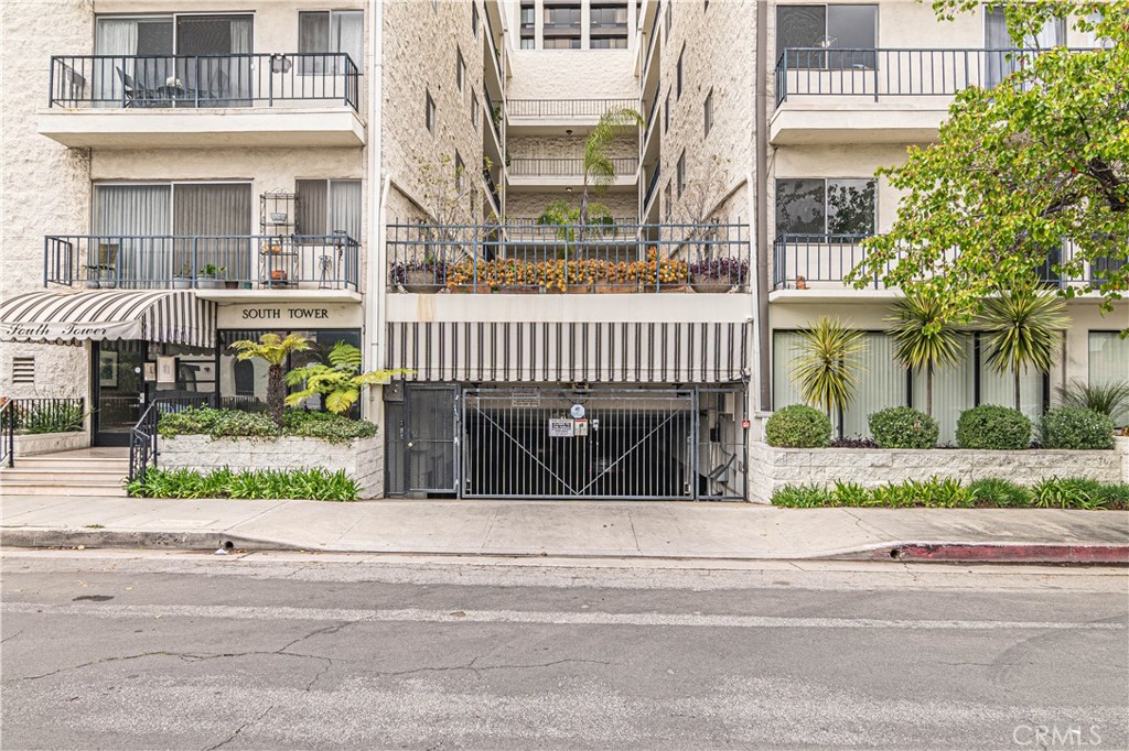 Location, Location, Location!!! Beverlywood adjacent and steps away to Beverly Hills. Beautiful light & bright front facing unit and a balcony that expands the whole length of the unit providing amazing views. The master ensuite offers walk-in closet. Bamboo flooring throughout, SS kitchen appliances. Amenities included: recreation room, pool, spa, gym, sauna with private bathroom with shower. Two tandem gated parking spaces and small storage space. Adjacent to Beverly Hills, walking distance to shops & restaurants.