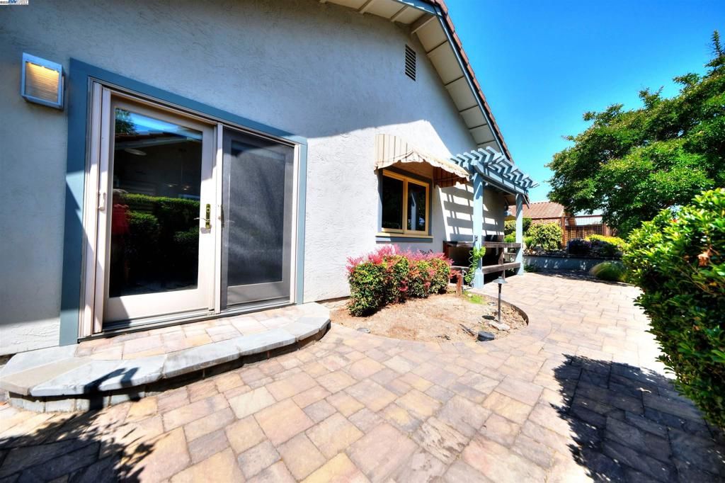 listing image 130722668777496019351