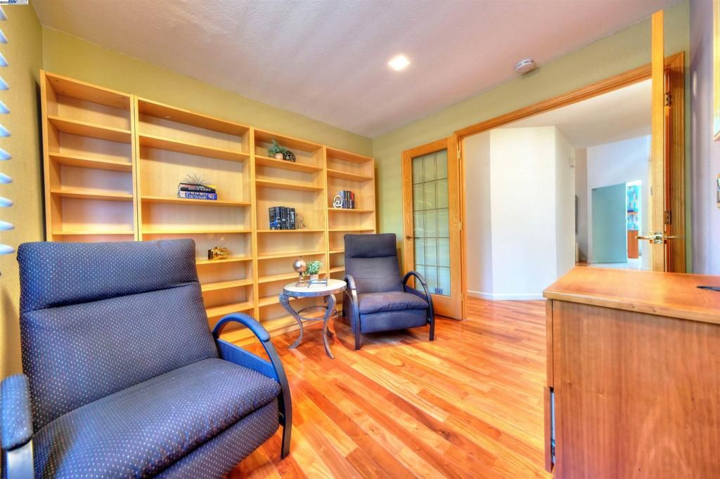 listing image 130724575339093486589