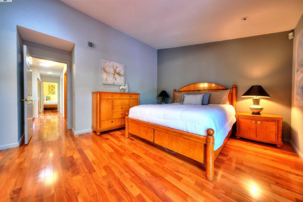 listing image 130725357306959090671