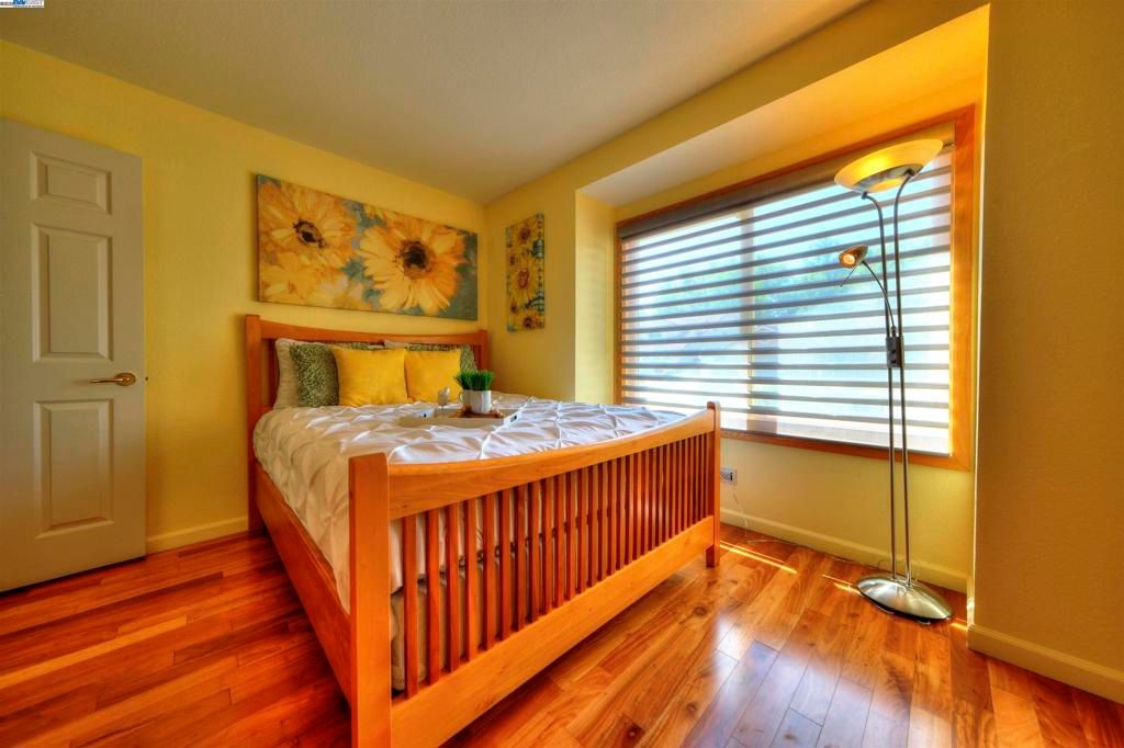 listing image 130720431019670384442