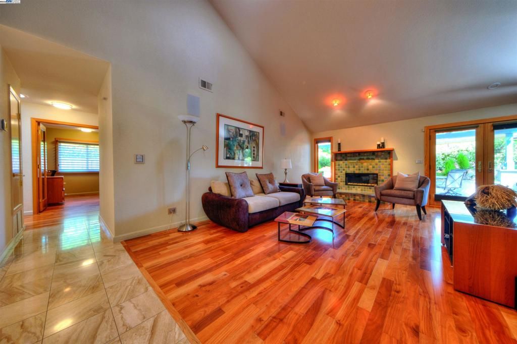 listing image 130729156273594534374